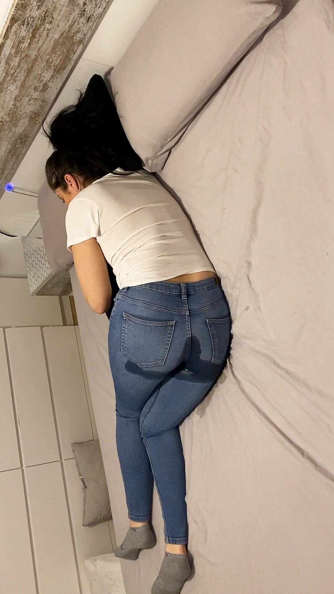 Milf Gets Wet In Jeans On Bed