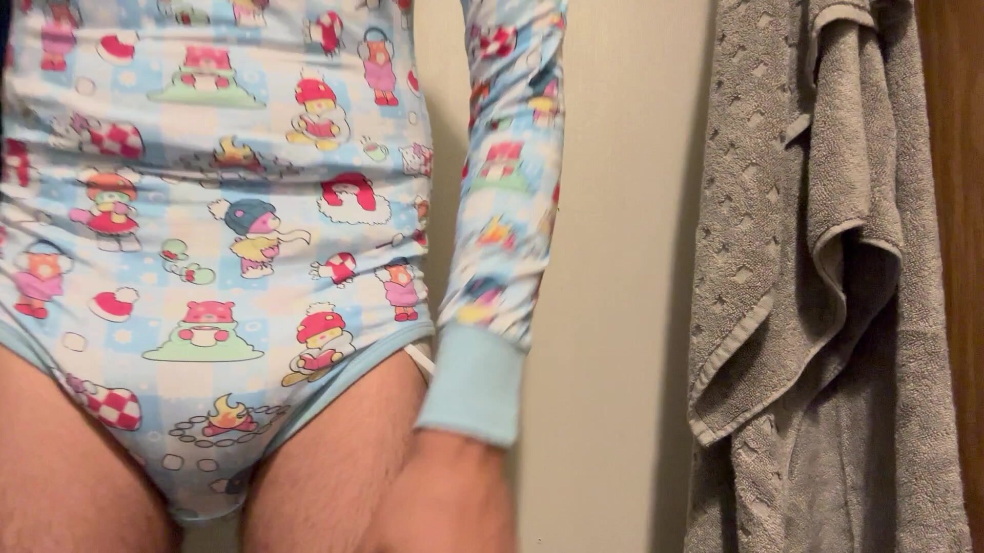 Showing  messy diaper