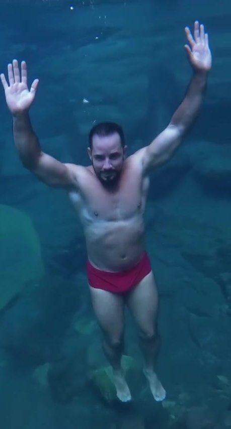 Brazilian hottie barefaced underwater in bulging speedo - video 5