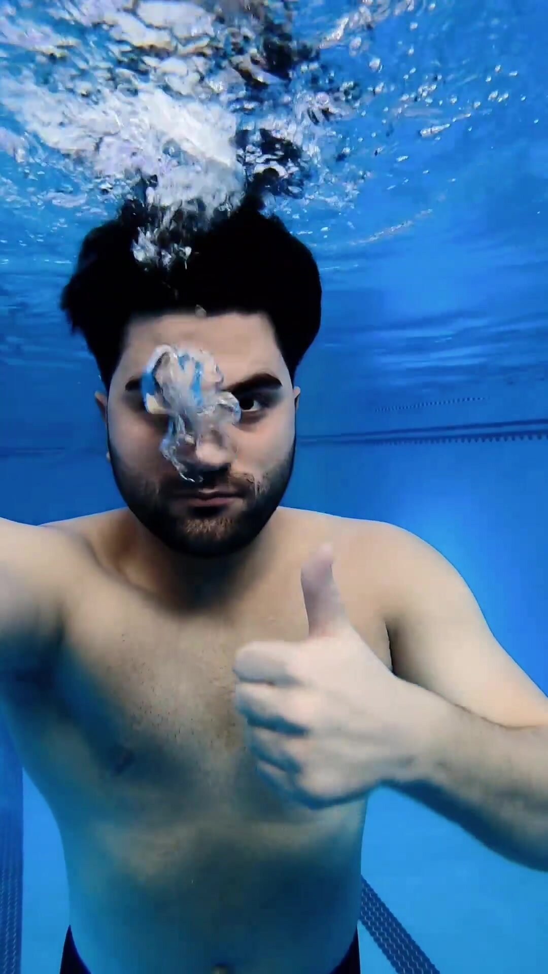 Barefaced arab loosing air underwater in pool