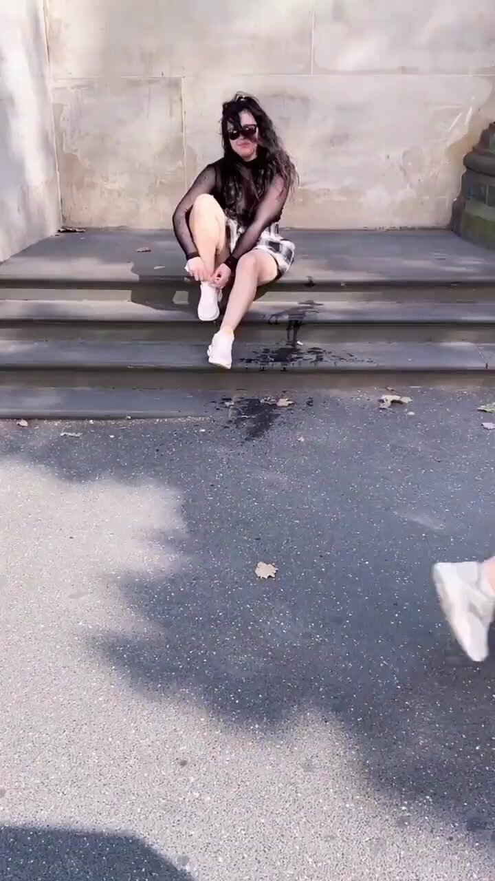 Naughty Ausie wets steps before sidewalk gets crowded