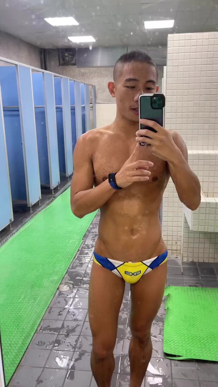 That's How You Wear a Speedo!