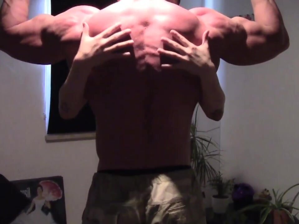 Str8 Bodybuilder worshipped by small dude