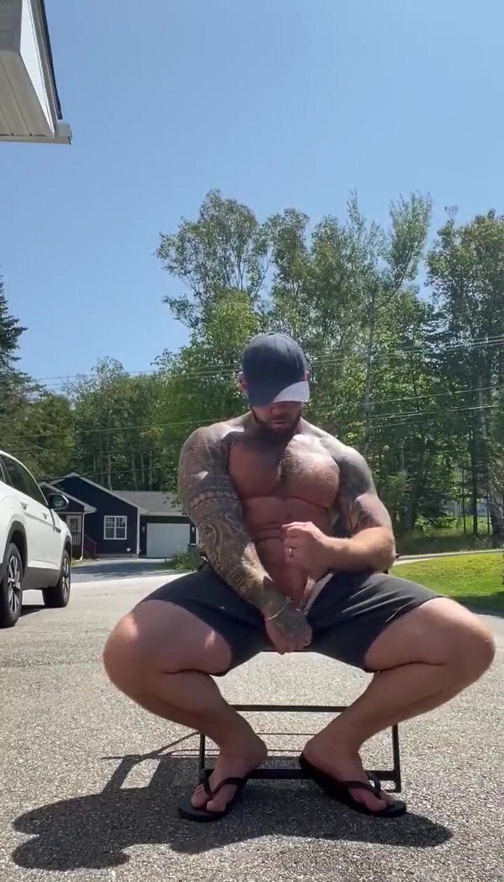 Muscle daddy cumming outside