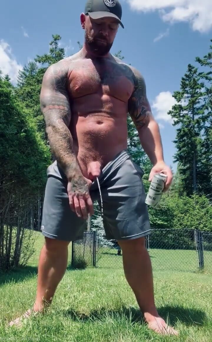 Muscled daddy taking a piss outside