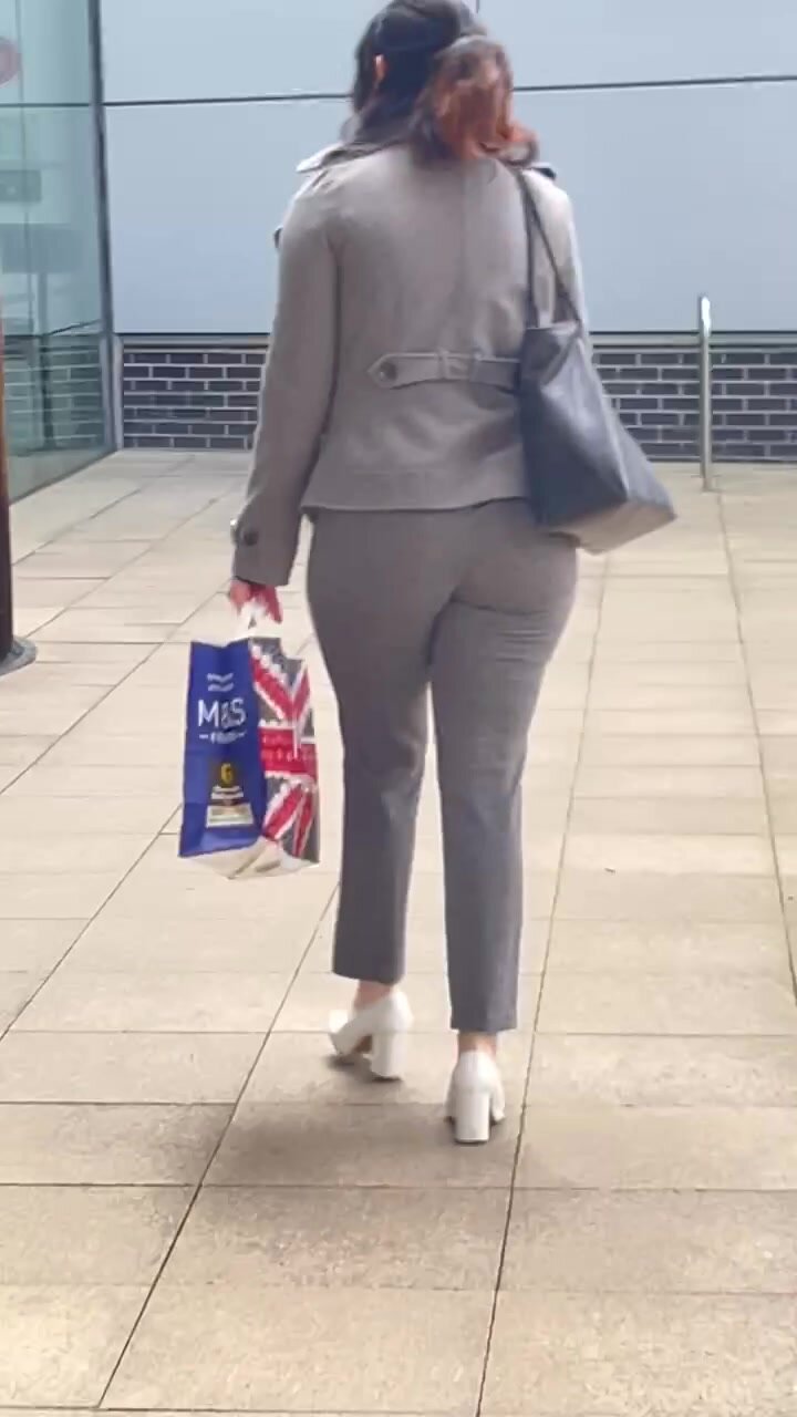 Nice pawg ass in public