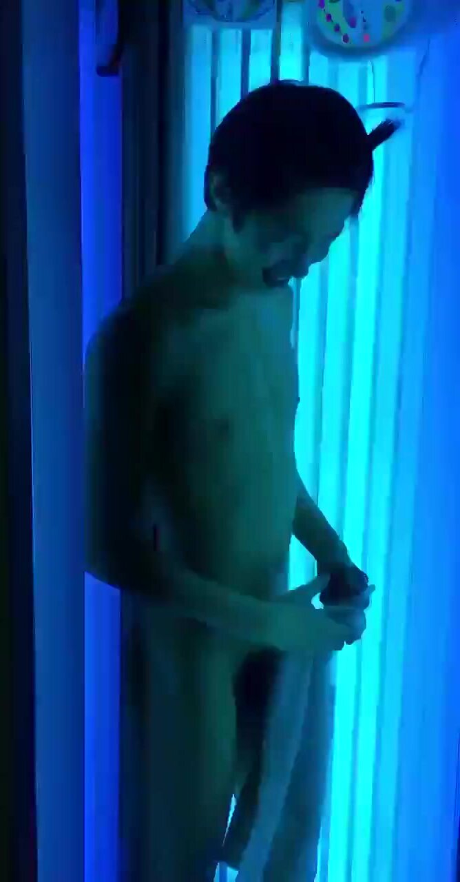 cute fully naked asian getting ready for tanning