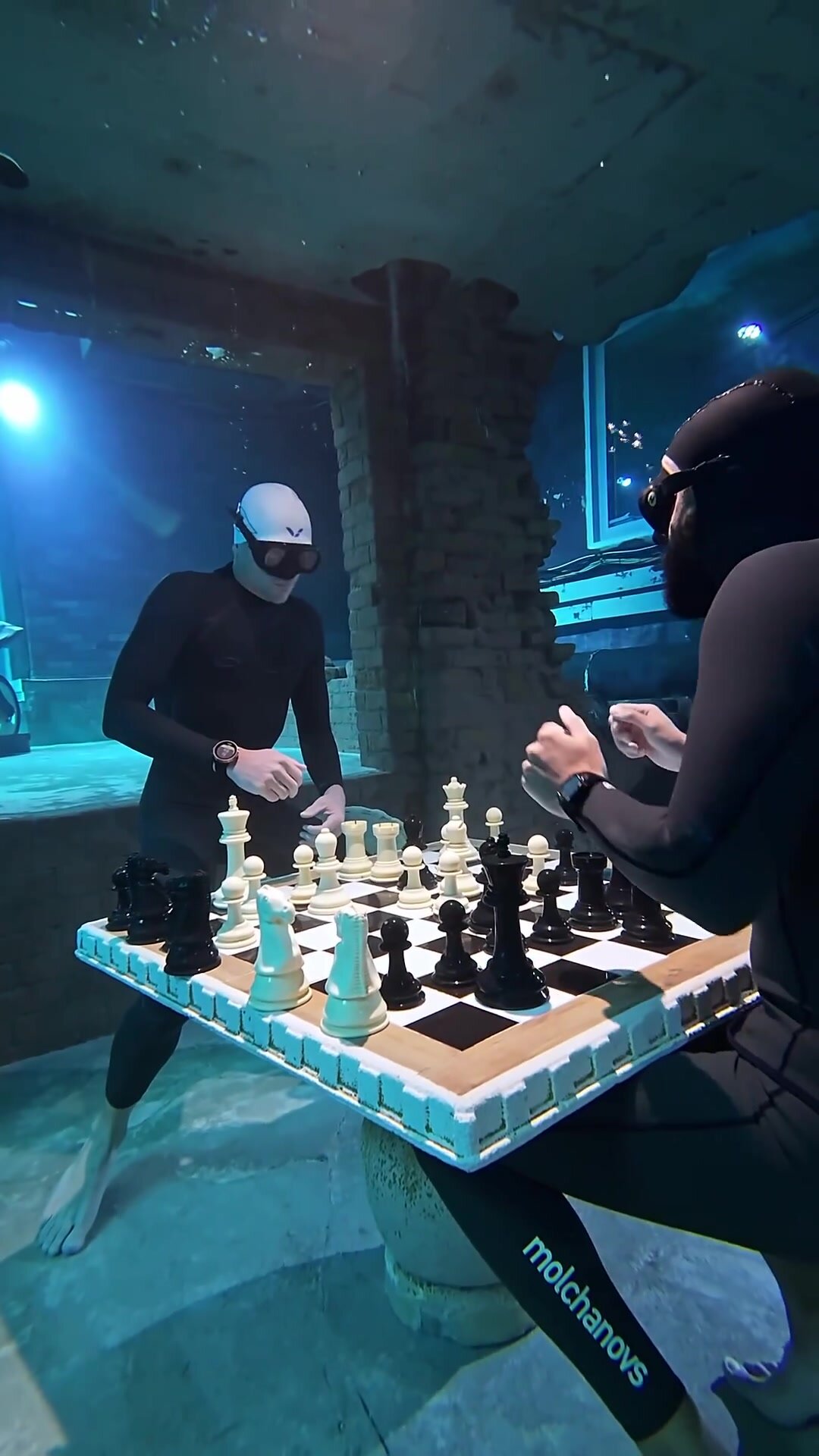 Playing chess underwater on breathold and loosing air