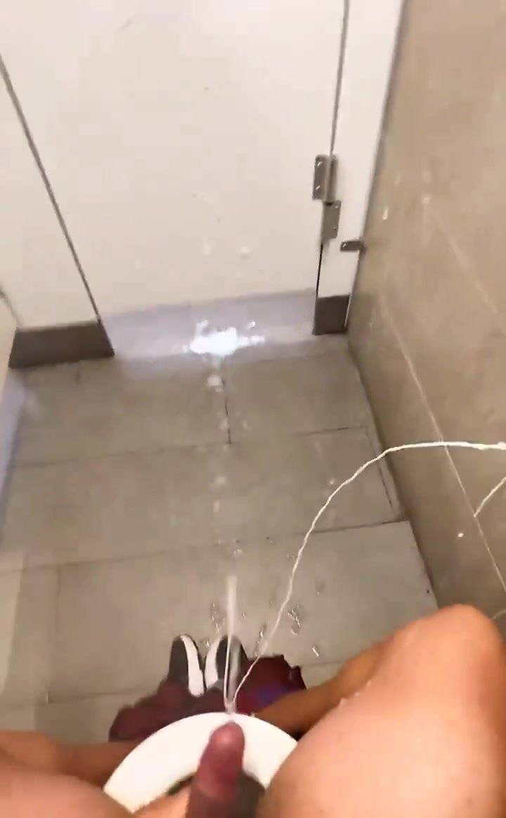 Bizarre: guy shoots tons of cum n public bathroom stall