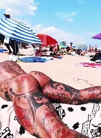 Mature Tatooed Muscledaddy naked beach
