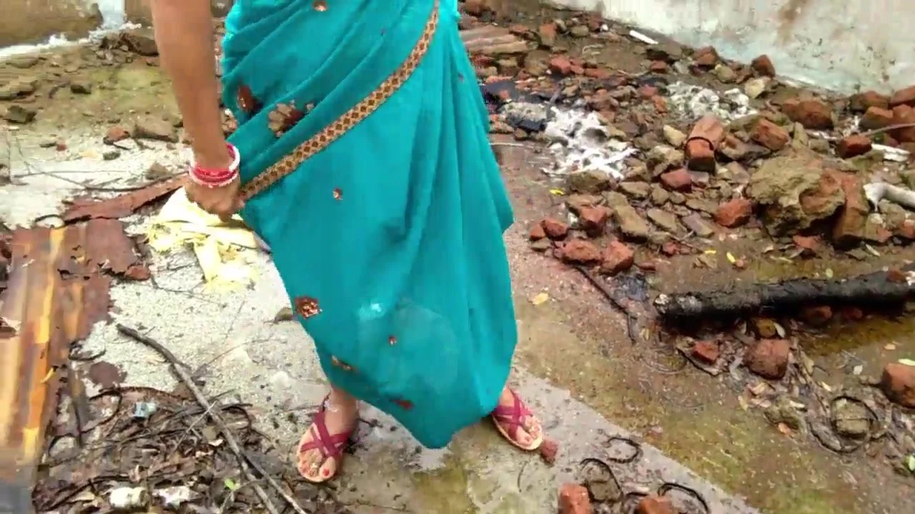 Desi aunty peeing - video 2 - ThisVid.com