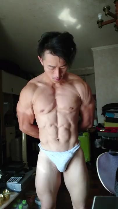 Asian Bodybuilder Flex 05