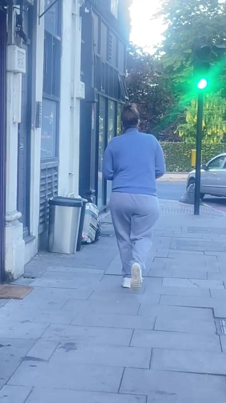 Pawg in grey tracksuit