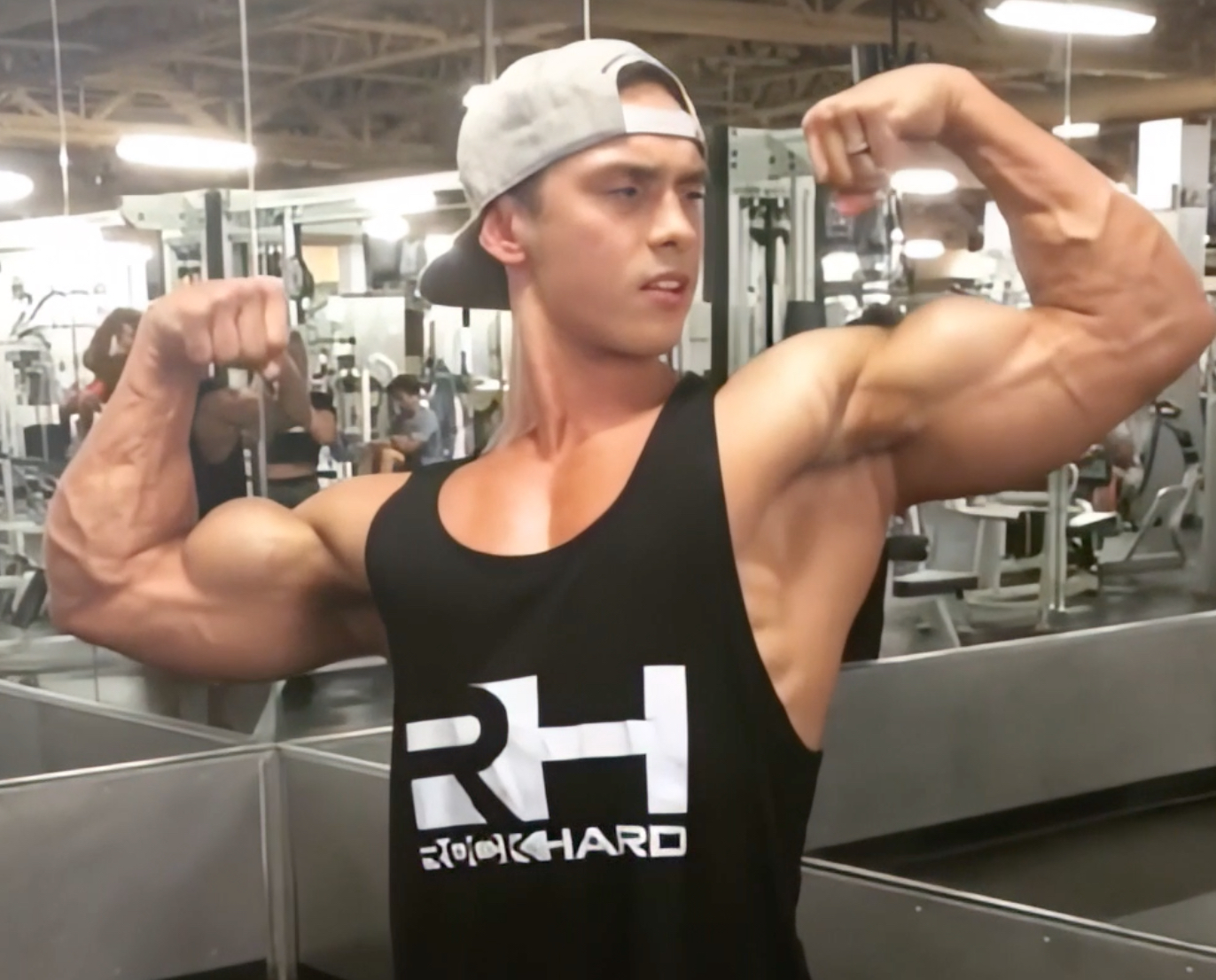 Muscular hottie showing off