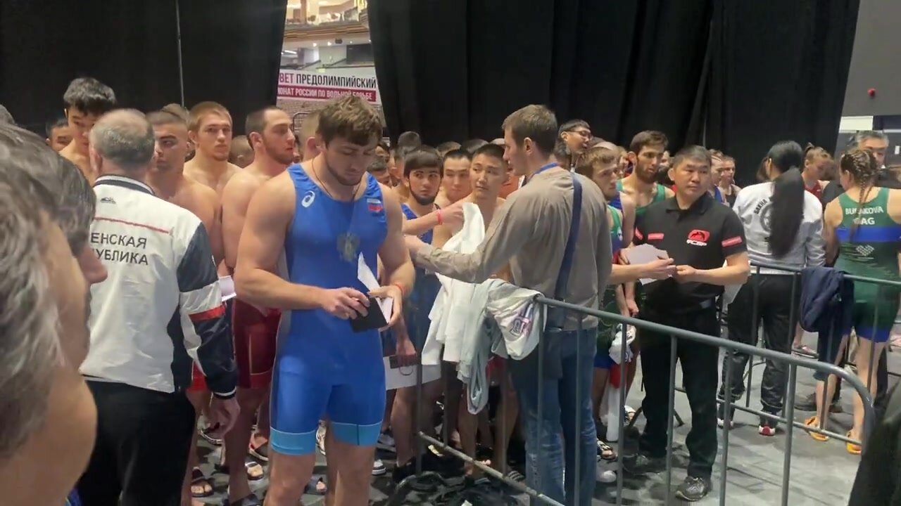 Wrestlers weigh-in - video 5