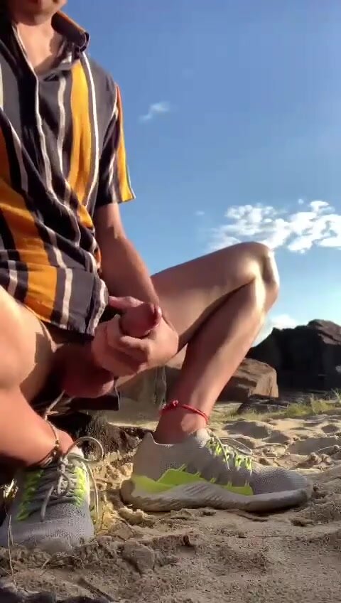 novinho safado gozando na praia de SC
