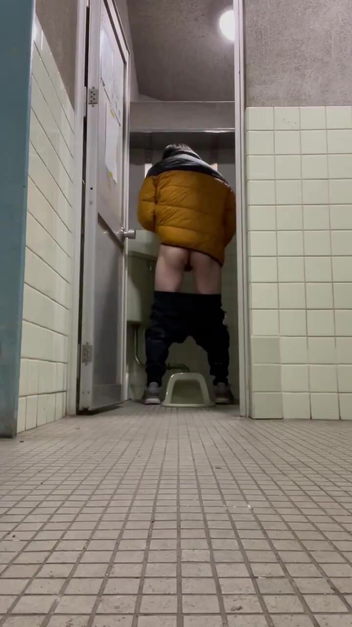 Japanese guy forgets to close the toilet door