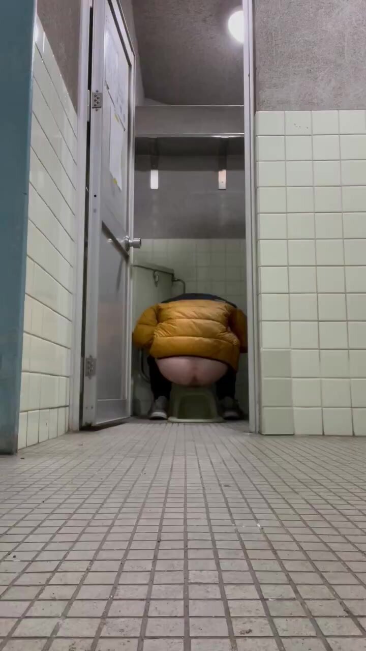 Japanese guy forgets to close the toilet door