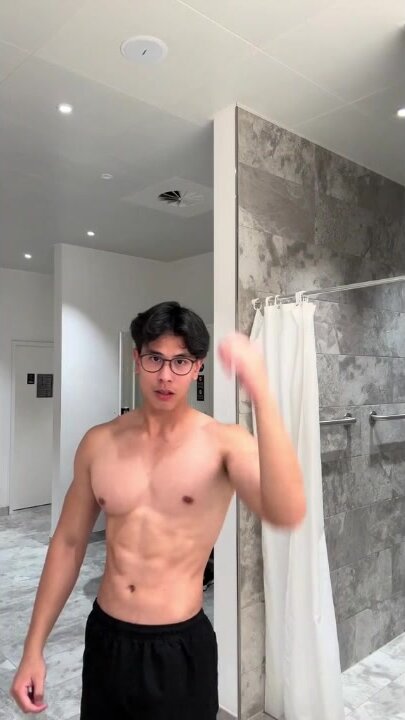 Hot SG Chinese guy flexing 8