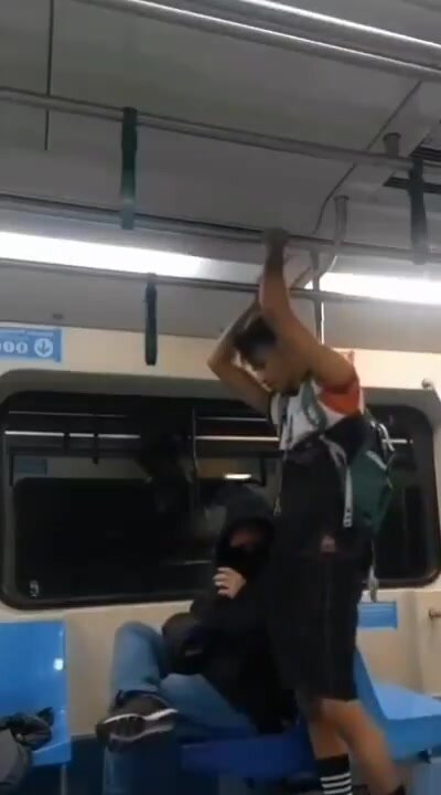 Sexo no meio do metrô
