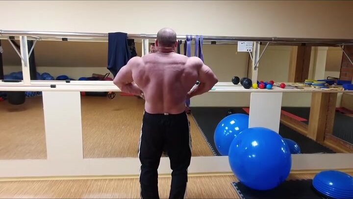 Massive Musclebull back flexing