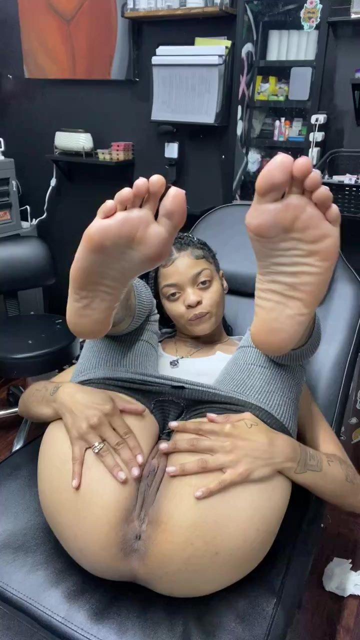 Ebony tattoo artist smile while showing fat pussy(2of2)