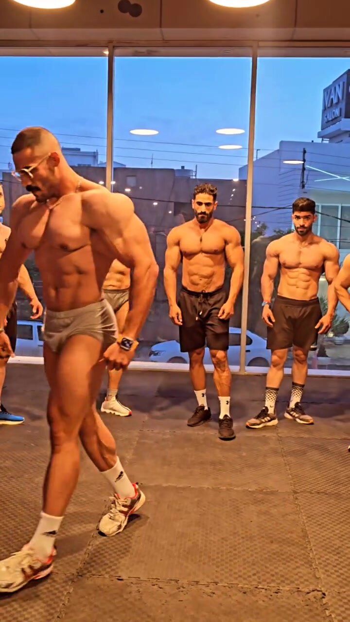 HOT ARAB BUDYBUILDER POSING