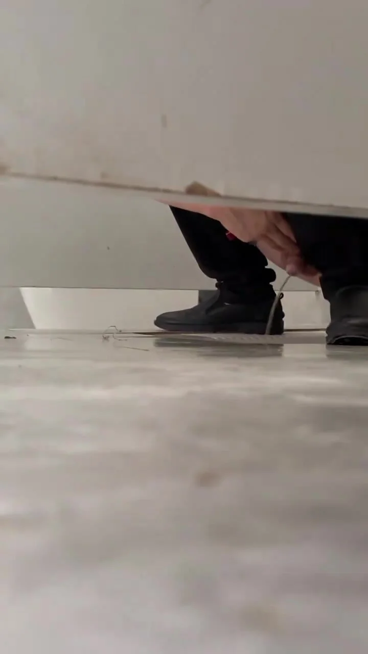 Video: Spy Gay Pissing In Squat Toilet - video 2 - ThisVid.com