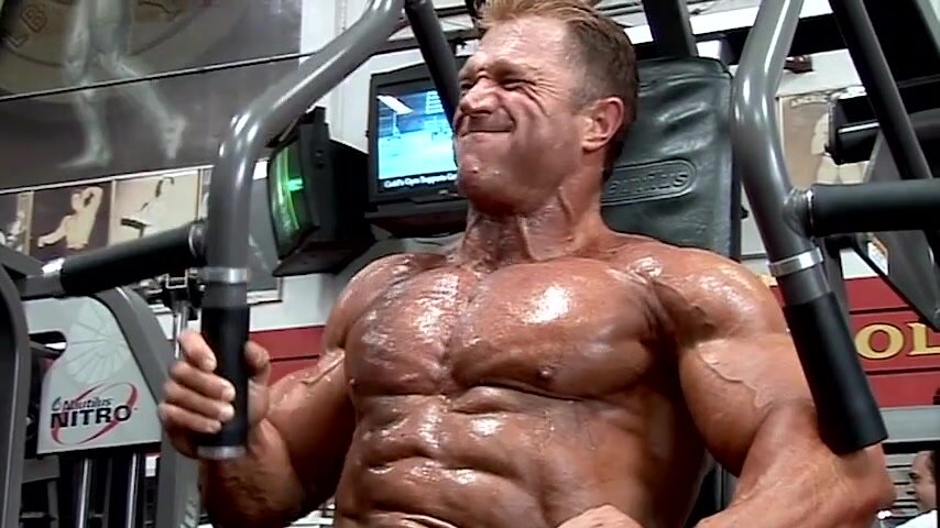 MuscleDaddy Legend trains chest