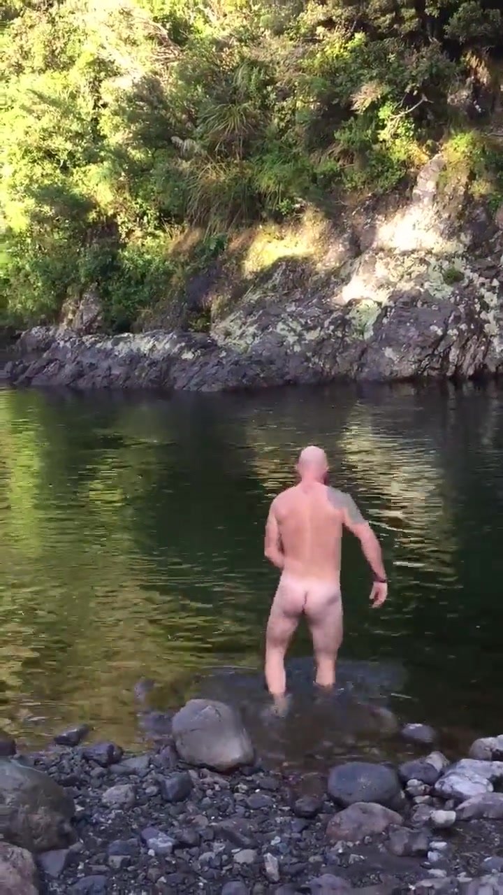 Just naked: Scottish Ginger Takes Polar Plunge - ThisVid.com