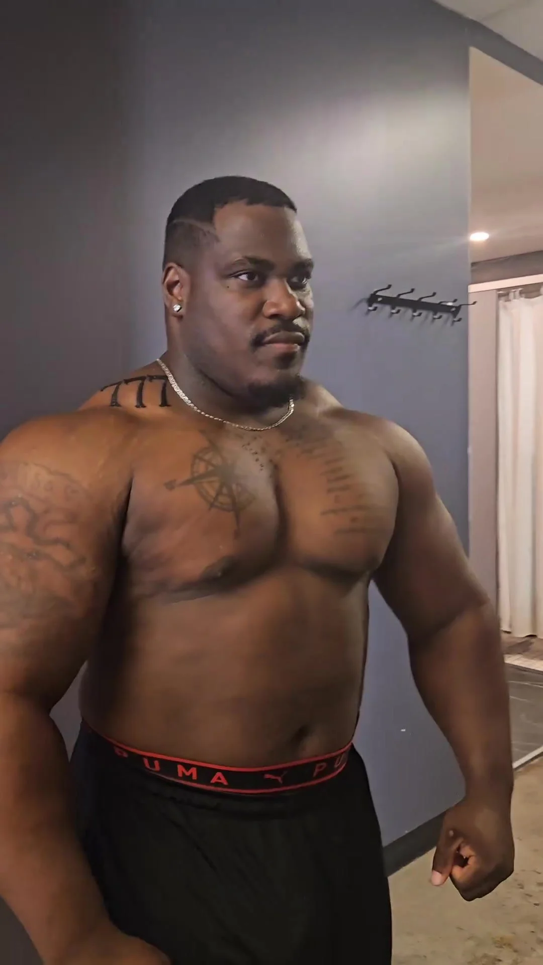 Video: Black Powerlifter Being Sexy for The Camera - ThisVid.com