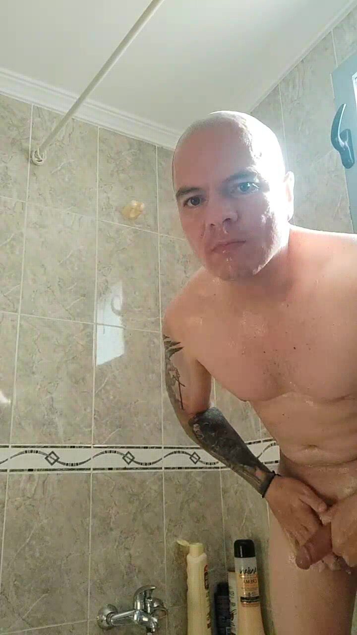 Calvo fuerte se corre en la ducha