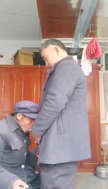 Mature Asian man sucks cock