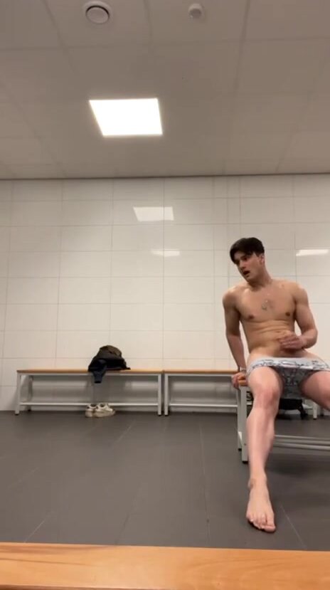 Risky Jerking Off - video 3