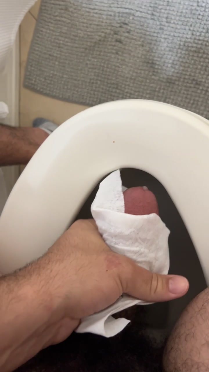 Str8 Daniel  cums in toilet
