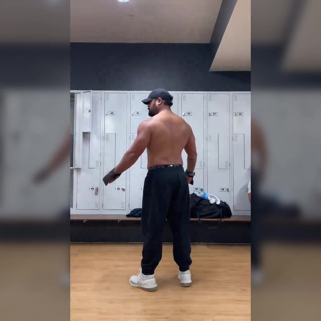 Gorgeous Samoan bro flexes in gym 2