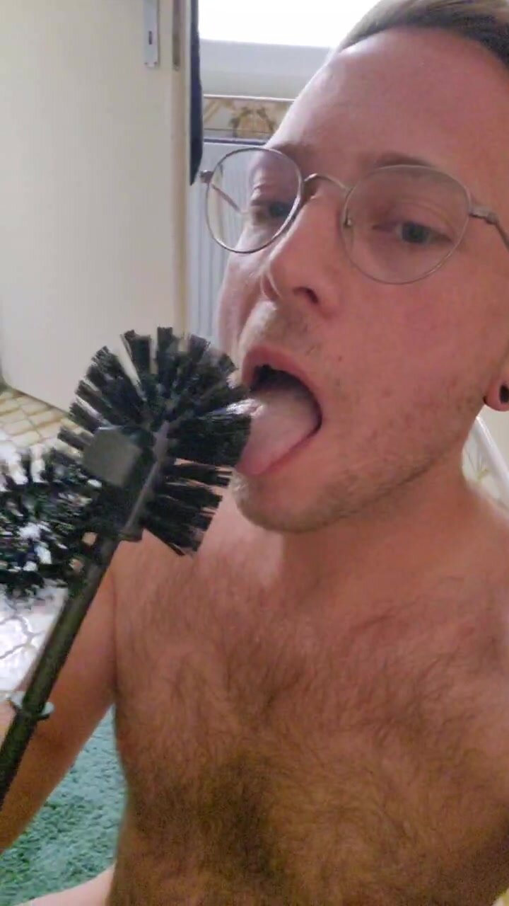 stupid fag worships his toilet brush