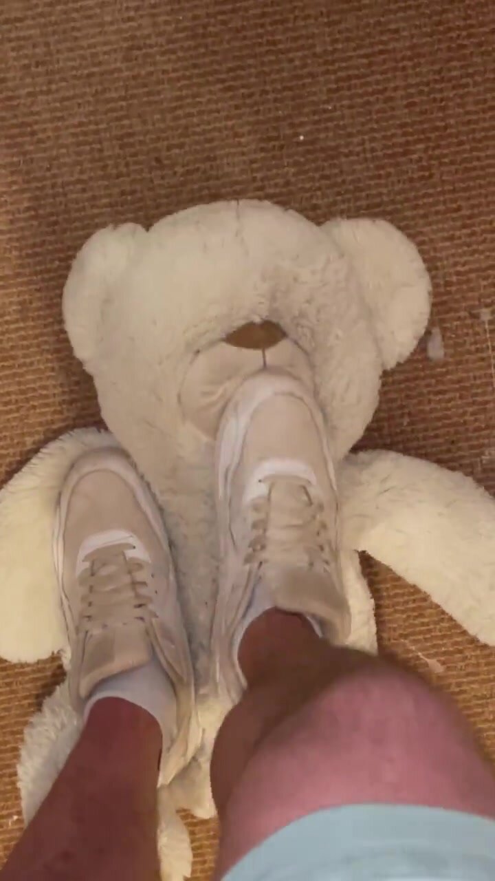 William Crushes Teddy In His ... Shoes - video 2