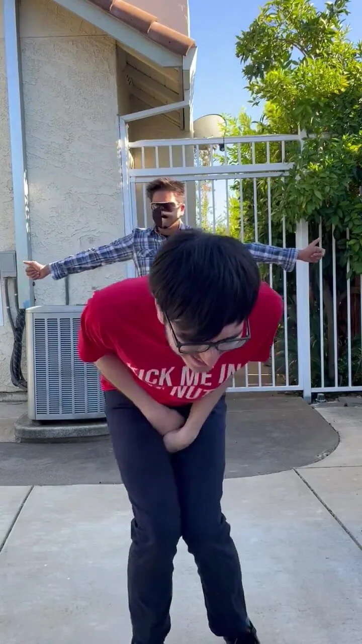 Video: Nerd kicked in the balls from behind - ThisVid.com