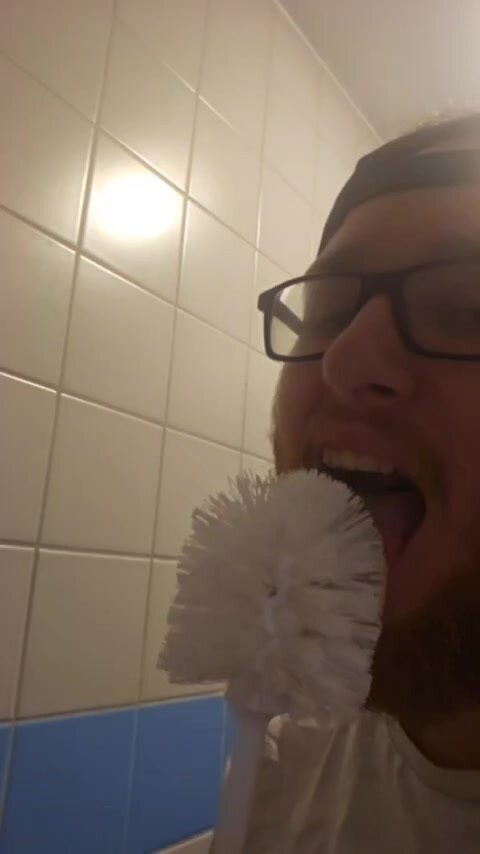 Faggot Dominik gave that toilet brush a good lick