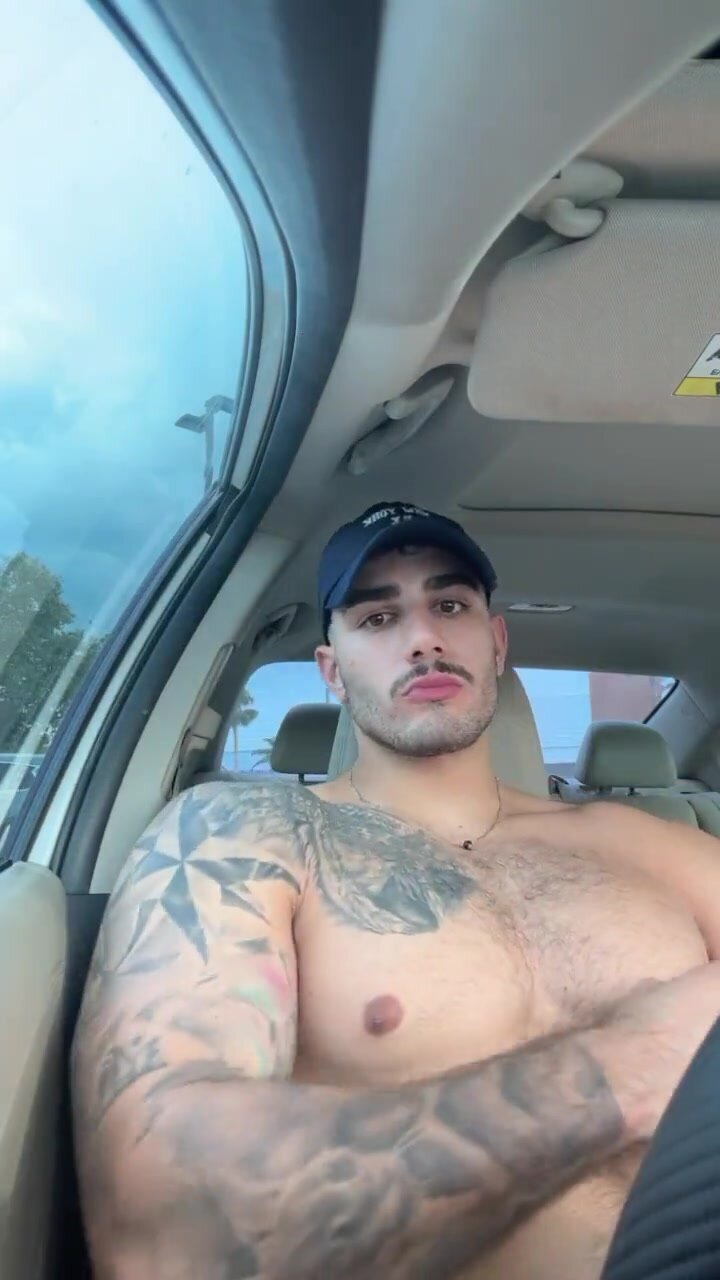 Muscles shows off