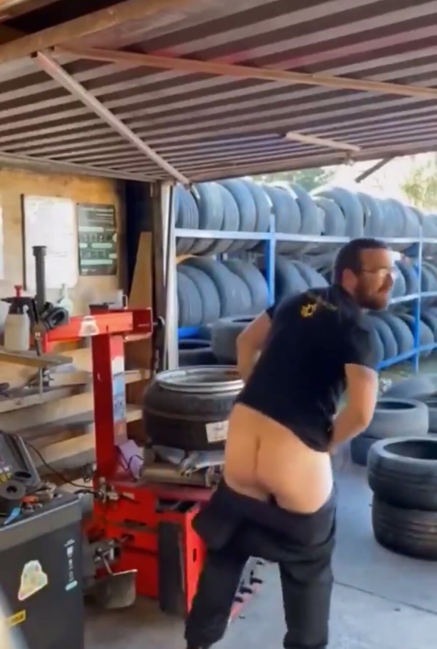 Ass out - Car repair shop