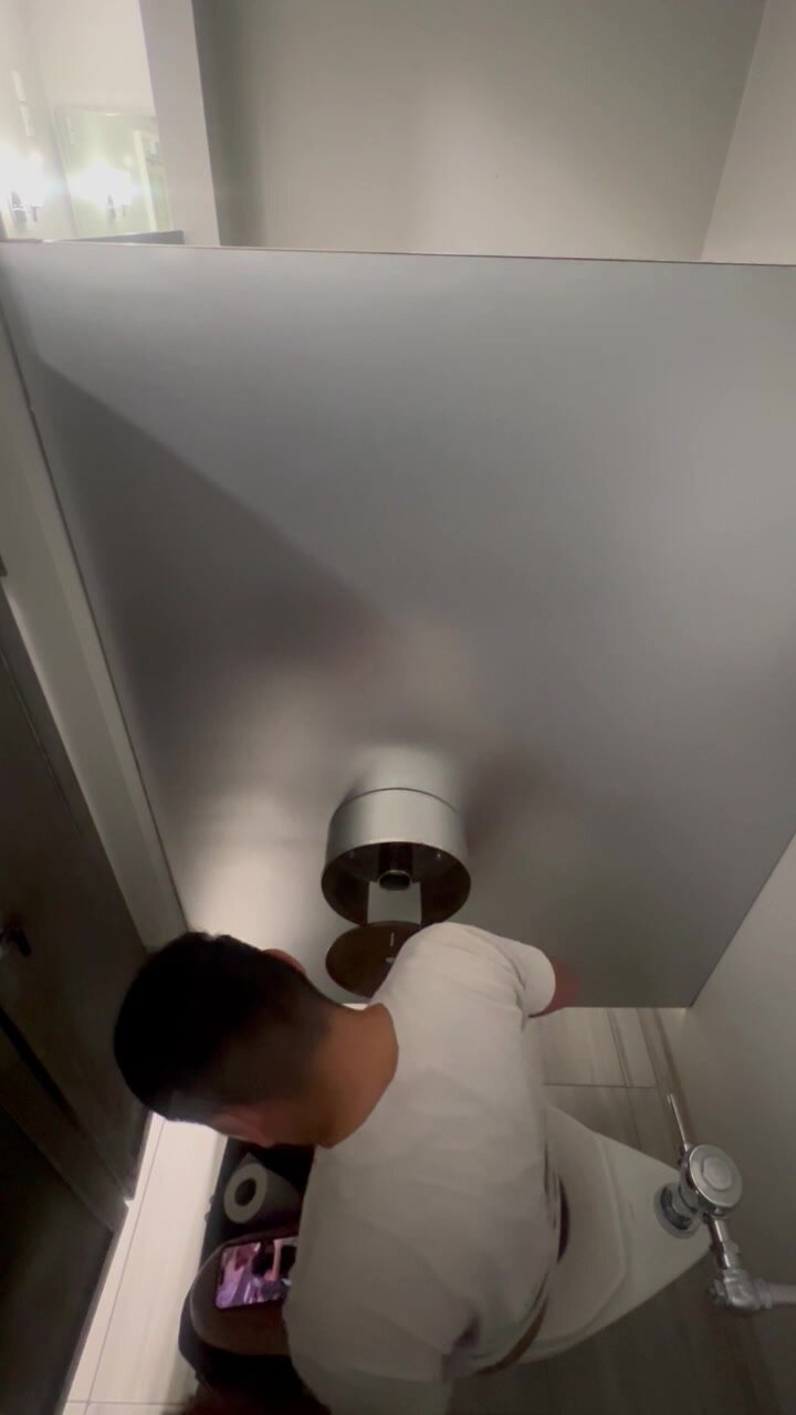Spy vid guy wiping his butt