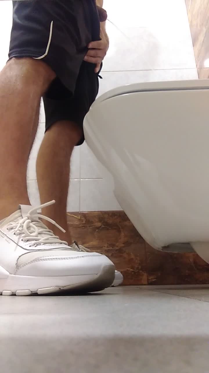 Toilet spy. - video 19