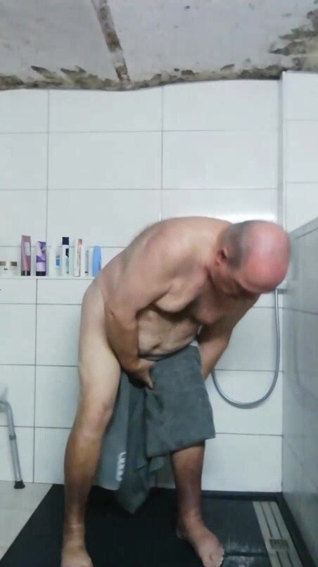 Daddy in bathroom - video 4