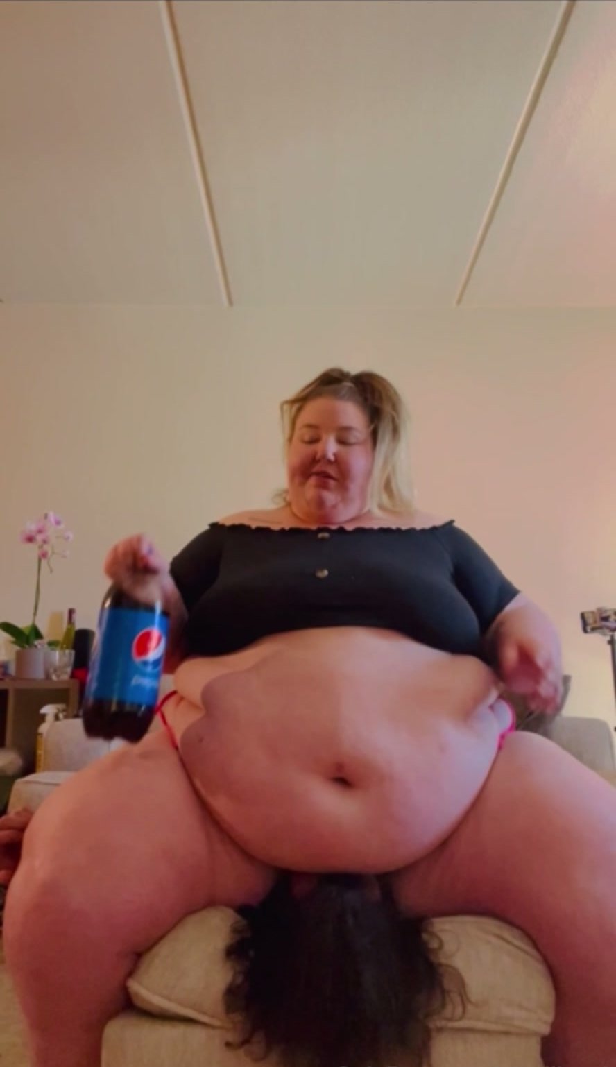 WILL PRIV SOON SSBBW EATS AND DRINKS WHILE RIDING FACE