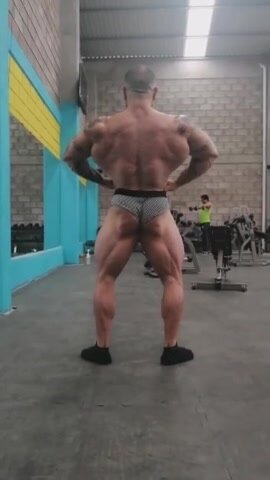 Masters Muscle flexing