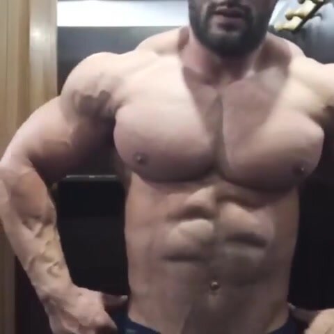 Huge.muscles posing