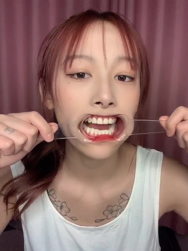 女大学生口腔检查Fetish decay teeth,Asian - video 3