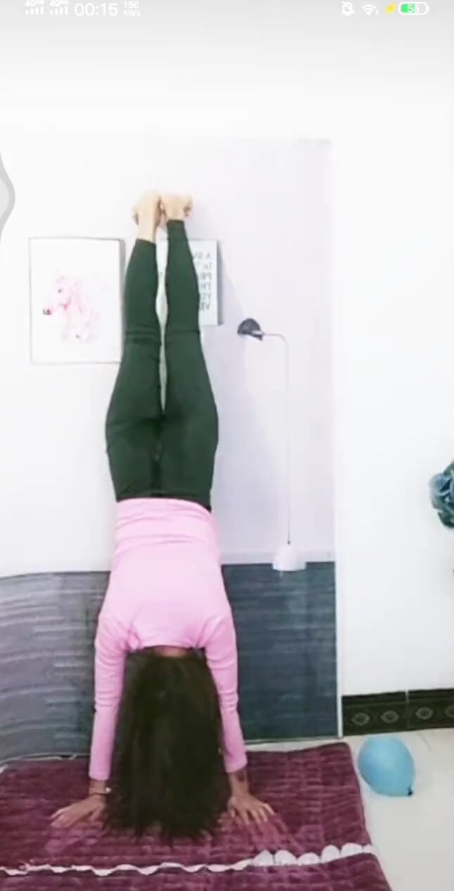 Girl piss herself doing handstand